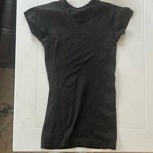 Black lululemon swiftly tech shirt size 2!